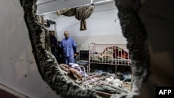 نمایی از بیمارستان ناصر در خان یونس که هدف بمباران‌های اسرائیل قرار گرفته است