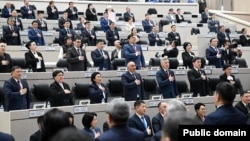 Жогорку Кеңештин депутаттары гимнди ырдап жаткан учур.