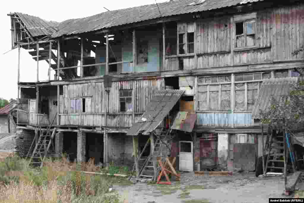 «И корабль плывет…» - Жители Цхинвали, потерявшие жилье, боятся, что и третью зиму они проведут в непригодных для жизни условиях.