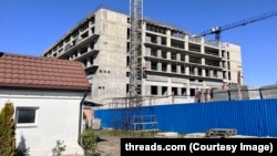 Вигляд на блок А Академії КДБ з боку костелу влітку 2026 року, Мінськ, Білорусь