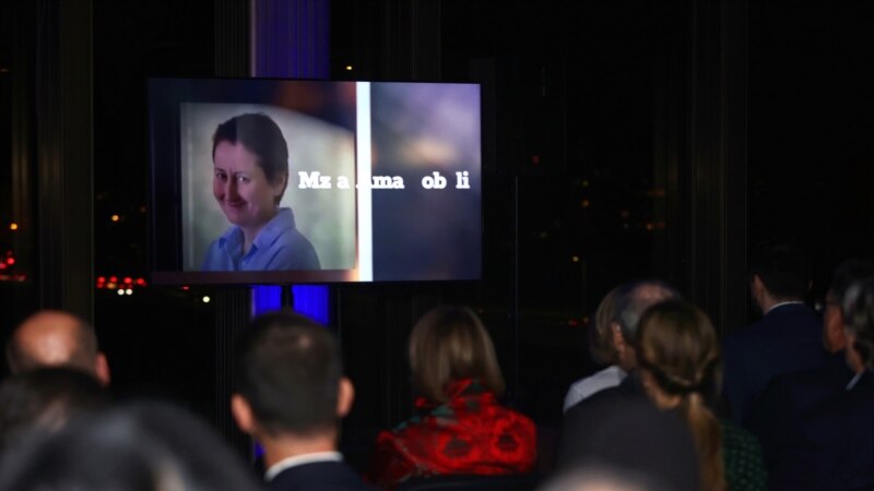 მზია ამაღლობელს და საქართველოს წინააღმდეგობის მოძრაობას პრაღაში "ფორუმ 2000"-ის ჯილდო გადაეცათ