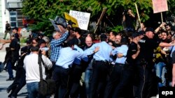 Архивска фотографија - Полицијата спречува новинарски протест во Скопје.