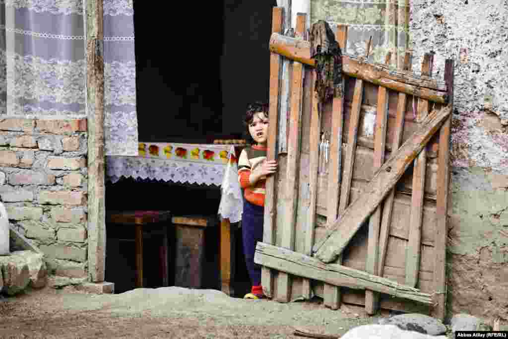 Azyaşlı kənd sakini evinin həndəvərində.