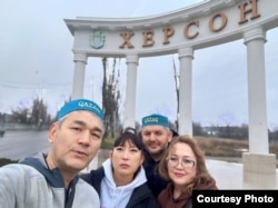 Слева направо: Марат Дарменов, Назгуль Шукаева, пан Василь, Сауле Алиева во время волонтёрской работы в Херсоне