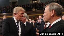 Presidenti Donald Trump dhe gjykatësi John Roberts