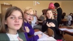 Львівські школярки започаткували флешмоб у соцмережах: «Батько наш – Бандера»