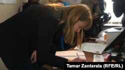 სანდრა რულოვსი ხელს აწერს მერობის კანდიდატის სარეგისტრაციო დოკუმენტებს