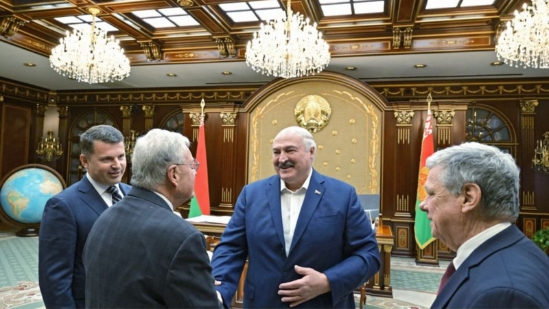 Адміністрація Трампа обговорює з Лукашенком звільнення щонайменше 100 політичних в’язнів – Reuters