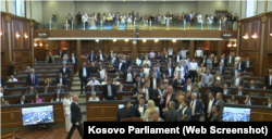 Tensione në Kuvend, pasi deputetja e Aleancës gjuan me vezë në drejtim të Kurtit.