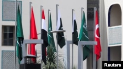 په اسلام اباد کې د بهرنیو چارو وزارت پر ودانۍ د ترکیې، سعودي عرب، پاکستان او مصر بیرغونه هسک دي - د مارچ ۲۹مې انځور.