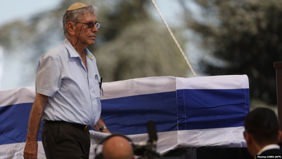 Amos Oz la funeraliile premierului Shimon Peres la Cimitirul Național de pe Muntele Herzl, 30 septembrie 2016.
