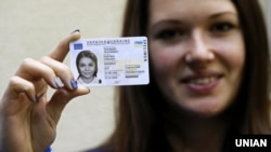Е-паспорти доступні лише тим українцям, які мають ID-картку або біометричний закордонний паспорт