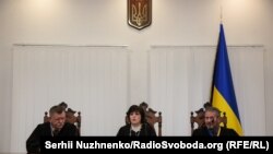 Суддя Маргарита Васильєва (у центрі) головує на засіданні з розгляду апеляцій на запобіжні заходи ексберкутівцям, Київський апеляційний суд, 27 грудня 2019 року