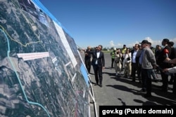 Адылбек Касымалиев Бишкектин түндүк айланма жолунун курулушун көрүп жатат. 13-май, 2026-жыл.