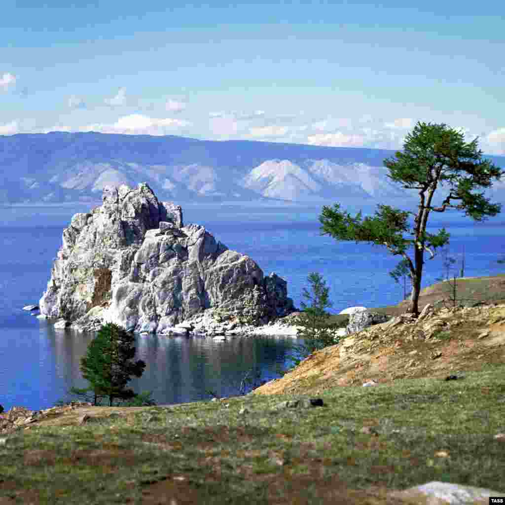 A headland on Olkhon Island. This picture was taken in 1979, when scheduled flights carried tourists and workers to the island. Photo by Edgar Bryukhanenko/TASS