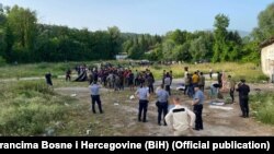 Radi se o državljanima Pakistana, a prebačeni su u prihvatni centar LIPA, saopšteno je iz Službe za poslove sa strancima.