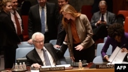 ABŞ-nyň we Orsýetiň BMG-däki ilçileri Samantha Power (s) we Witaliý Çurkin (ç), BMG-niň Howpsuzlyk Geňeşiniň maslahatynda, Nýu Ýork 