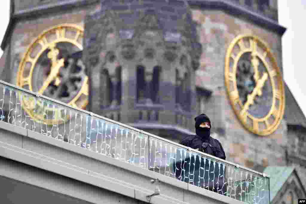 Полиция охраняет место теракта. На дальнем плане - Мемориальная церковь кайзера Вильгельма. 21 декабря 2016 года.