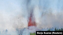 ШПАНИЈА: Лава и чад се гледаат по ерупцијата на вулкан во националниот парк Камбре Виеја во Ел Пасо, на Канарскиот остров Ла Палма.