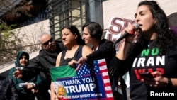 معترضین ضد جنگ تلاش می‌کنند تا یک معترض طرفدار ترامپ را در جریان یک راهپیمایی «نه به جنگ با ایران»، در مقابل شهرداری شهر سیاتل در ایالت واشینگتن، را از صحنه دور کنند