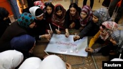 اردن: ملاله یوسفزي له سوري «شامي» کډوالو ماشومانو سره. 