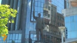 Споменици во време на криза