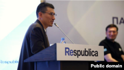 Respublica партиясының съезінде сөйлеп тұрған продюсер Азамат Марклен. Астана, 4 шілде 2026 жыл. 