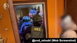 Пад час затрыманьня. Скрын зь відэазапісу МУС Беларусі