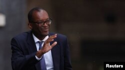 Nagy-Britannia új pénzügyminisztere, Kwasi Kwarteng távozik a Downing Street 10.-ből, miután találkozott Liz Truss brit miniszterelnökkel 2022. szeptember 6-án Londonban