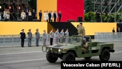 Parada de Ziua Independenței: Un vehicul militar trece prin fața scenei în care se află oficialii moldoveni și oaspeții acestora.