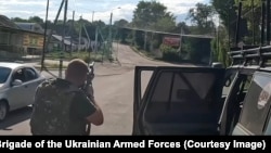 Украинский военный отражает атаку дрона в Краматорске, 15 июля