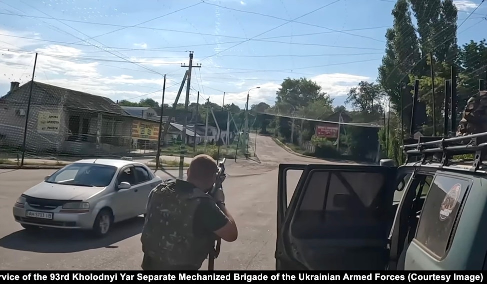 Rreshteri ukrainas përpiqet ta rrëzojë një dron rus FPV pak çaste para se ai ta godasë një automjet në Kramatorsk më 15 korrik.