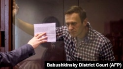 Ruski opoziciona Aleksej Navaljni na suđenju u Moskvi