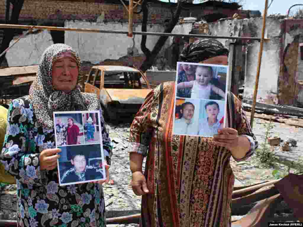 Ўлдирилган яқинлари суратини дунëга кўрсатаëтган ўзбек оналари.