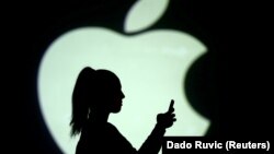 Silueta e një vajze dhe logoja e kompanisë, Apple.