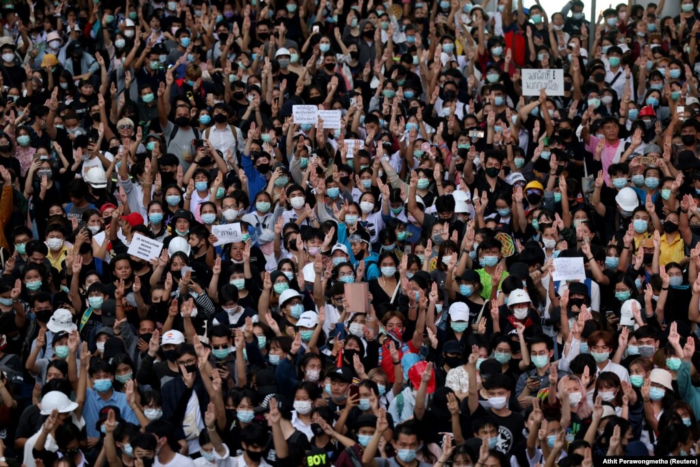 21 жовтня на вулиці Бангкоку, на знак підтримки демократичних змін у Таїланді, вийшли десятки тисяч людей&nbsp;