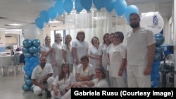 Gabriela Rusu alături de colegii de la spitalul unde lucrează.