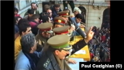 Înalți ofițeri ai Armatei Române în balconul Comitetului Central al PCR la nici o oră de când și clădirea, și balconul fuseseră ocupate de revoluționari adevărați. Mulți dintre acești ofițeri participaseră direct și indirect la reprimarea sângeroasă din cursul nopții.