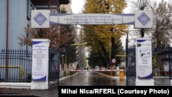 Intrarea în Institutul Național de Cercetare-Dezvoltare Medico-Militară „Cantacuzino” din București.