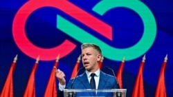 Петер Мадяр на пресконференції в Будапешті наступного дня після перемоги його партії на виборах в Угорщині