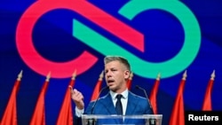 Петер Мадяр на пресконференції в Будапешті наступного дня після перемоги його партії на виборах в Угорщині