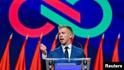 „მაგრამ ჩვენ არ ჩავერევით სხვა ქვეყნების შიდა საქმეებში“, - განაცხადა მან.