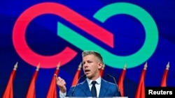 Peter Magyar në konferencë për media në Budapest, një ditë pasi i fitoi zgjedhjet - 13 prill 2026.