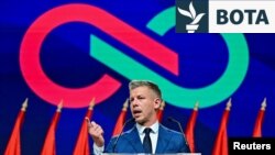Peter Magyar në konferencë për media në Budapest, një ditë pasi i fitoi zgjedhjet - 13 prill 2026.