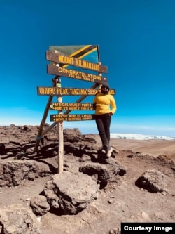 În 2022, Adela a escaladat cel mai înalt vârf al Africii - Kilimanjaro.