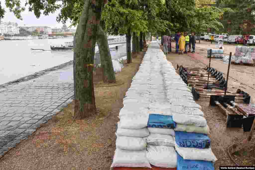 Sandbags line Budapest&#39;s Margaret Island in preparation for flooding. Budapest Mayor Gergely Karacsony wrote on Facebook that the city would use 1 million sandbags to bolster flood defenses and asked residents to take extra care when near the river. &nbsp;