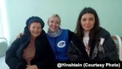 Расейскія грамадзянкі (справа і зьлева ад валянтэркі па цэнтры), якіх 6 сакавіка Ўкраіна перадала Расеі ў абмен на вызваленую зь Беларусі ўкраінку