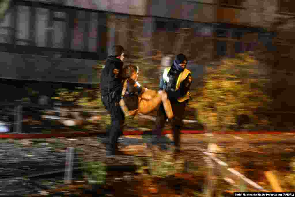 До 10 ранку кількість загиблих зросла до чотирьох, постраждалих – до 27. Всі загиблі – з багатоповерхівки в Деснянському районі.Станом на 11 ранку, рятувальники ще гасять пожежу та розбирають завали. Пошукова операція триває: за інформацією правоохоронців, під завалами ще можуть бути люди