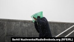 Температура вночі 1-6° тепла, у східних областях 0-5° морозу, вдень 6-11° тепла