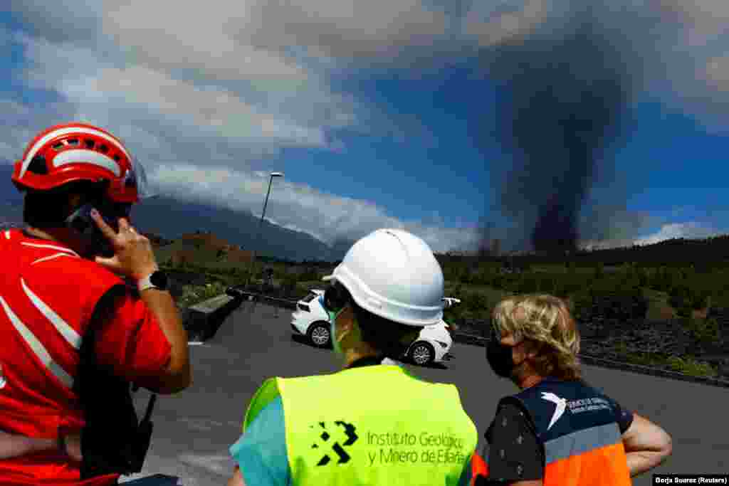 Premierul spaniol Pedro Sanchez a zburat la La Palma, la câteva ore după ce a început erupția vulcanului, pentru discuții de urgență cu autoritățile locale. &nbsp;